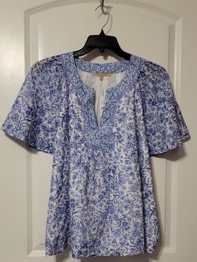 My Danielle Womens XL White W/Blue Flowers V-neck S/S Blouse. NWT